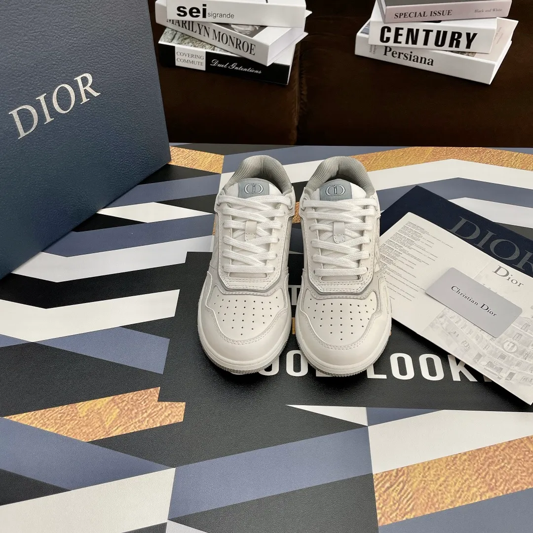 👟👟Ex-factory price 480👟👟 .(3D printing +20) Dior Dior🔥Counter genuine 1-1 top version (you can compare with the original version) The top version is made not blown out👍 👫Contrast color positioning and splicing design! Fashionable and casual personality! Look like a goddess on your feet! Simple line design, three-dimensional cutting, super invincible and stylish, looks good no matter how you match it. The super popular elements and colors make the whole set youthful and beautiful. It can easily catch the eye in the crowd. It is casual, comfortable, fashionable and versatile, a high-quality casual suit with no sense of age. ✅Fabrics: imported first-layer cowhide + high-tech laser technology. ✅Inner lining: imported transparent silk fabric. ✅Feet: original molded feet. ✅Outsole: original molded 1:1 two-color T👟👟factory price U outsole ✅Method: original 1:1 full set of lasts ✅Female size: 35～40 ✅Male size: 38～45